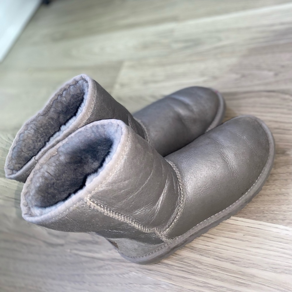 SILVER UGG